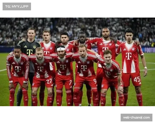 终场哨响，拜仁球员相拥庆祝史诗级大逆转胜利